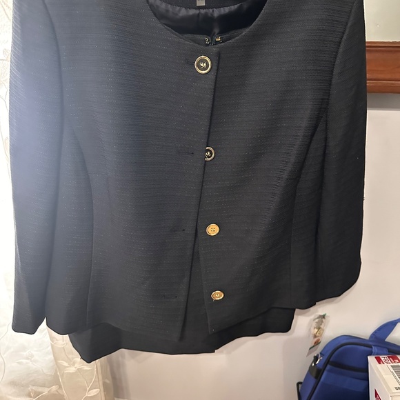 NEW LE SUIT - Picture 6 of 6